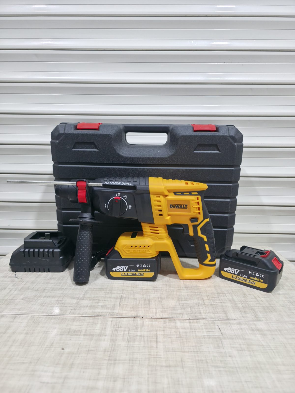 بتن کن شارژی سه کاره دیوالت مدل 88V 6.0ah - Image 4